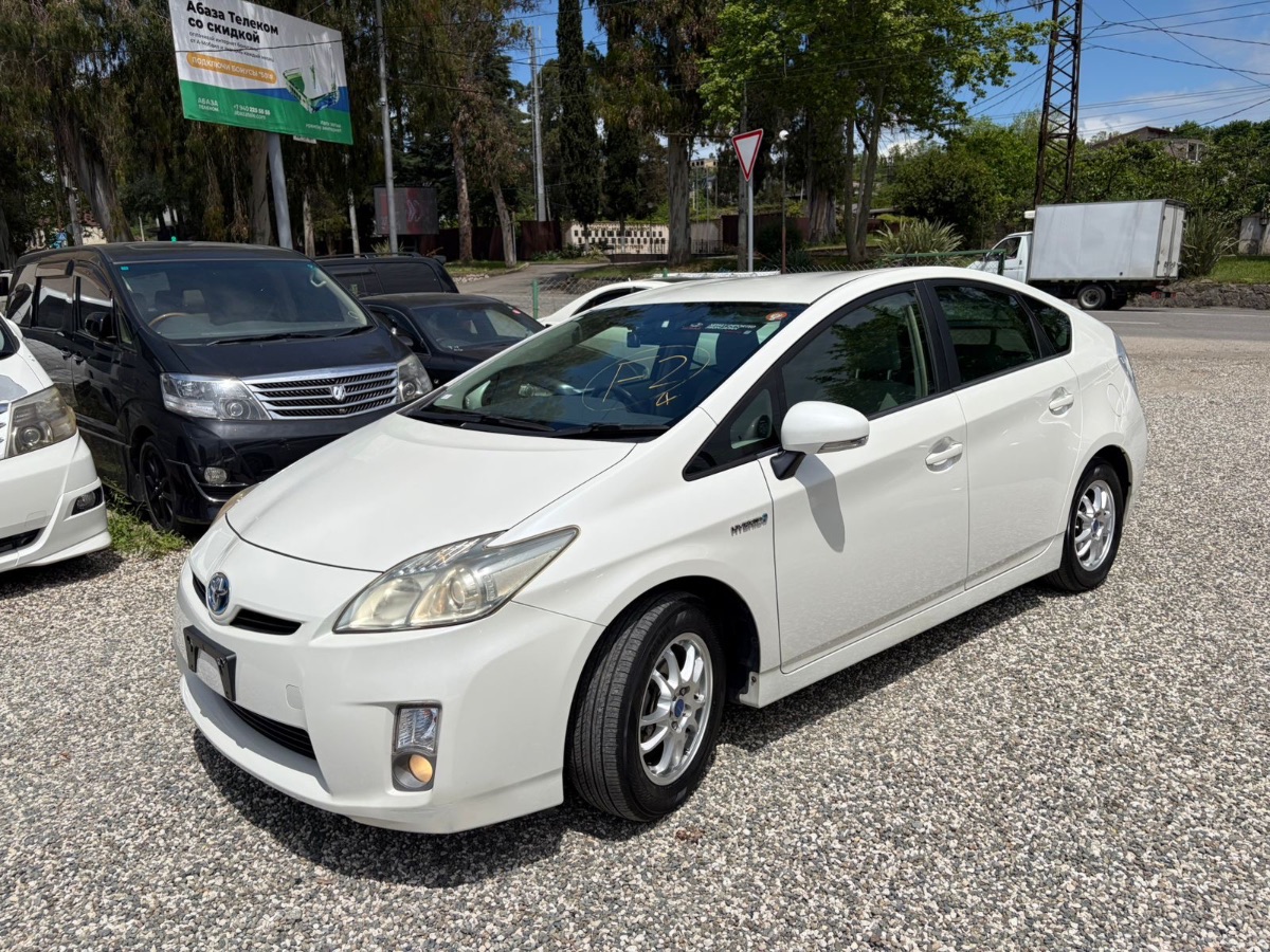 Toyota Prius 1.8 белый хетчбэк 2009