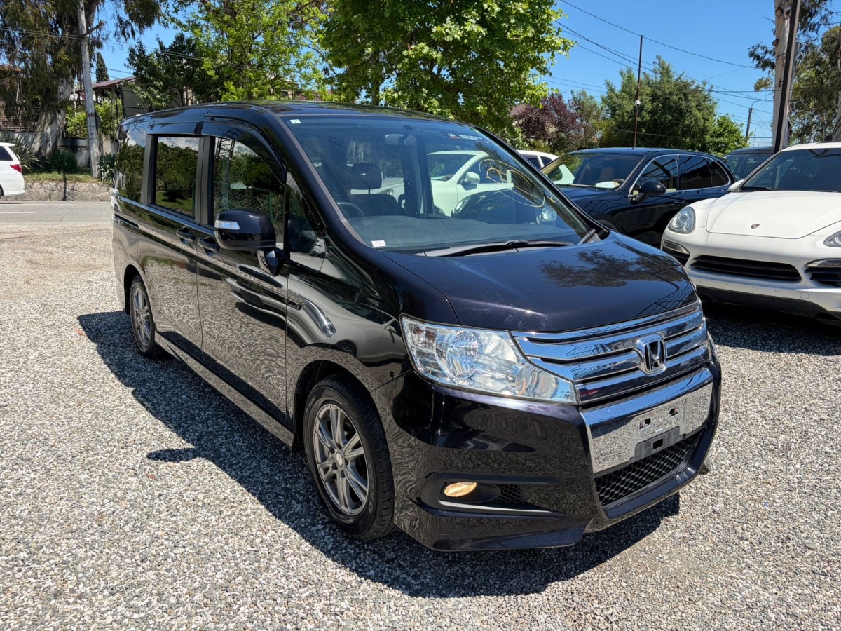 Honda Stepwgn чёрный 