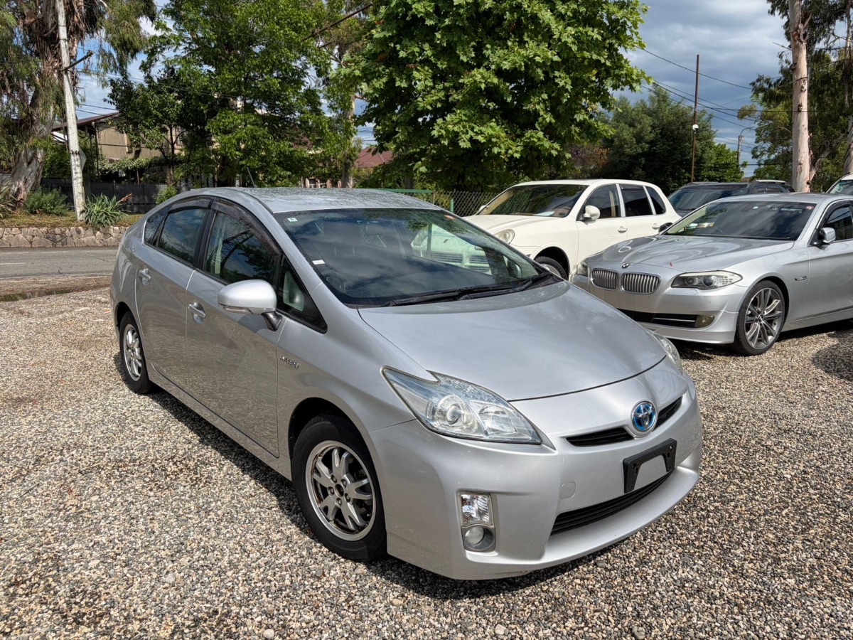 Toyota Prius серебристый металлик 