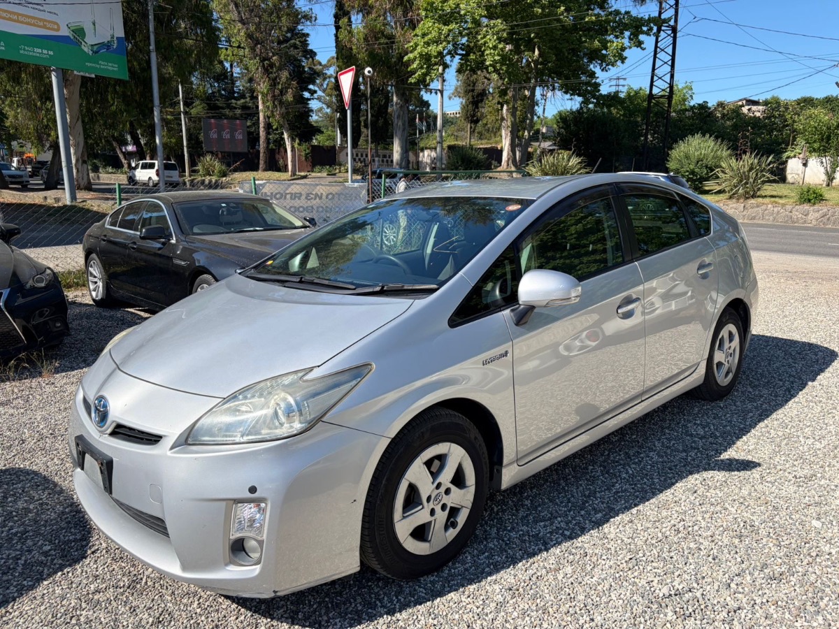 Toyota Prius серебристый металлик 