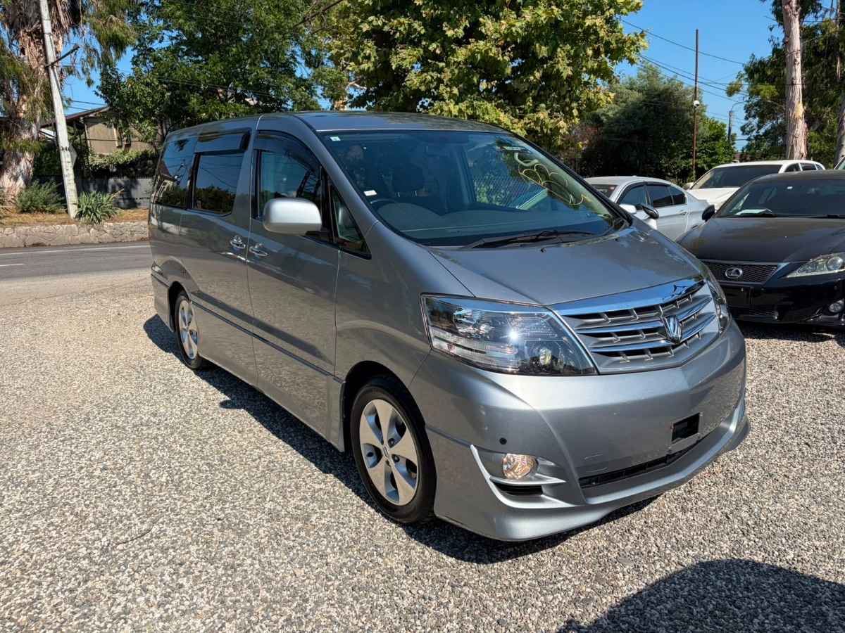 Toyota Alphard серебристый металлик 