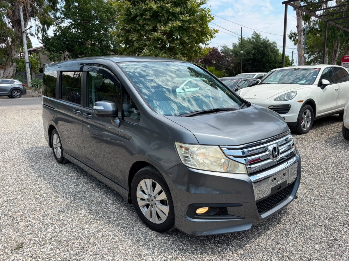 Honda Stepwgn серый минивэн 