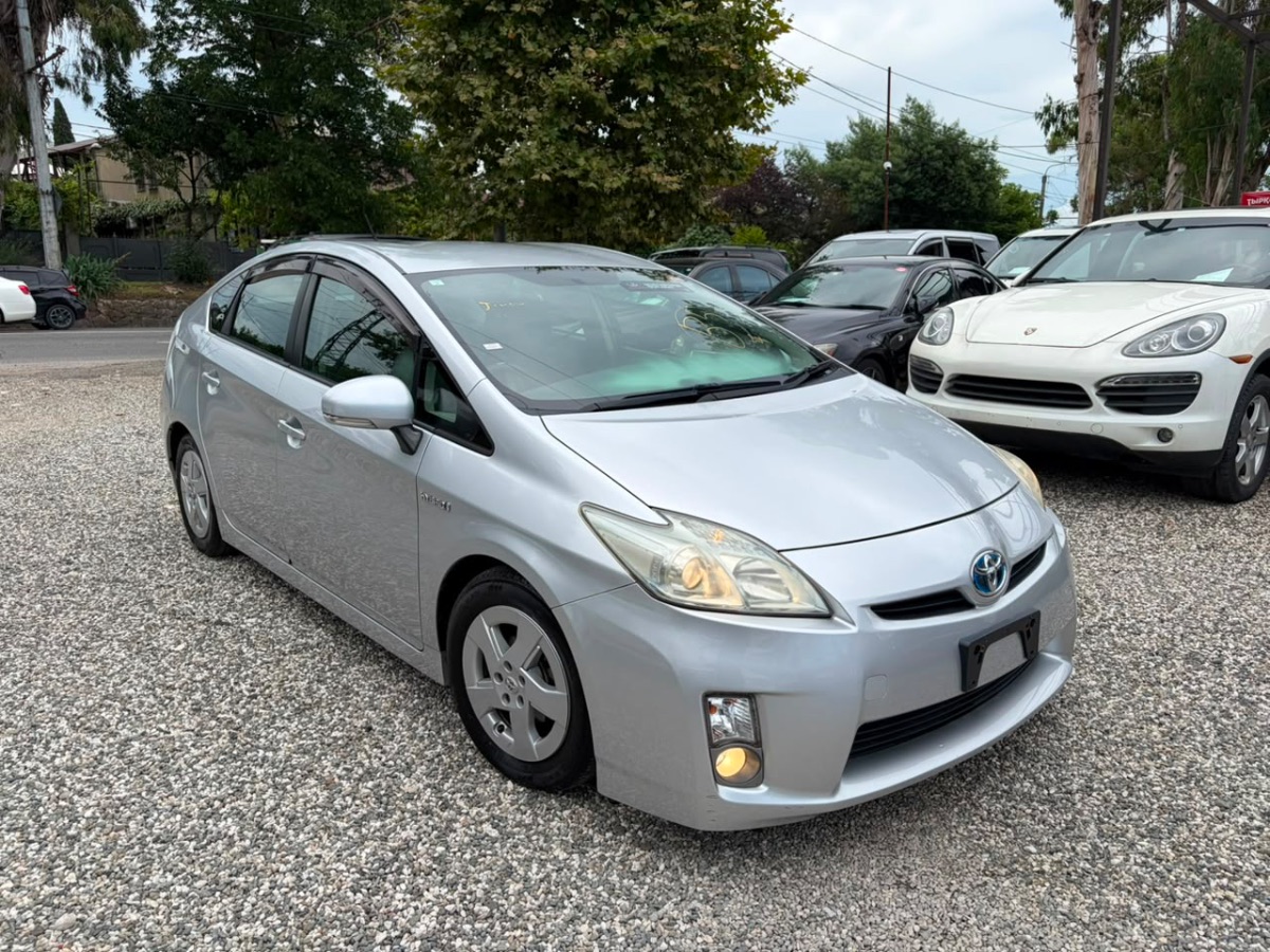 Toyota Prius серебристый металлик хэтчбек 